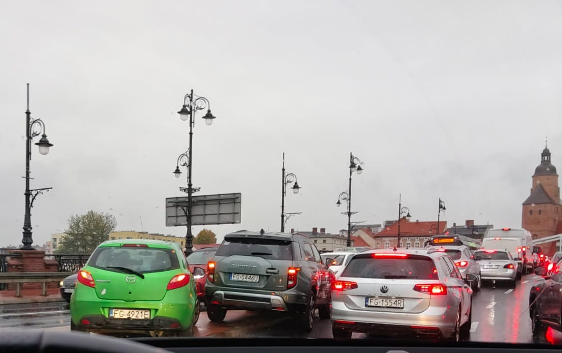 Paraliż na Zawarciu. przez zamkniętą Wawrzyniaka tworzą się duże korki